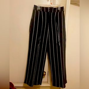 Casual high waisted trousers with a comfortable fit.